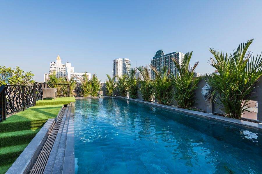 The full length rooftop swimming pool at The Elite Thong Lor 25